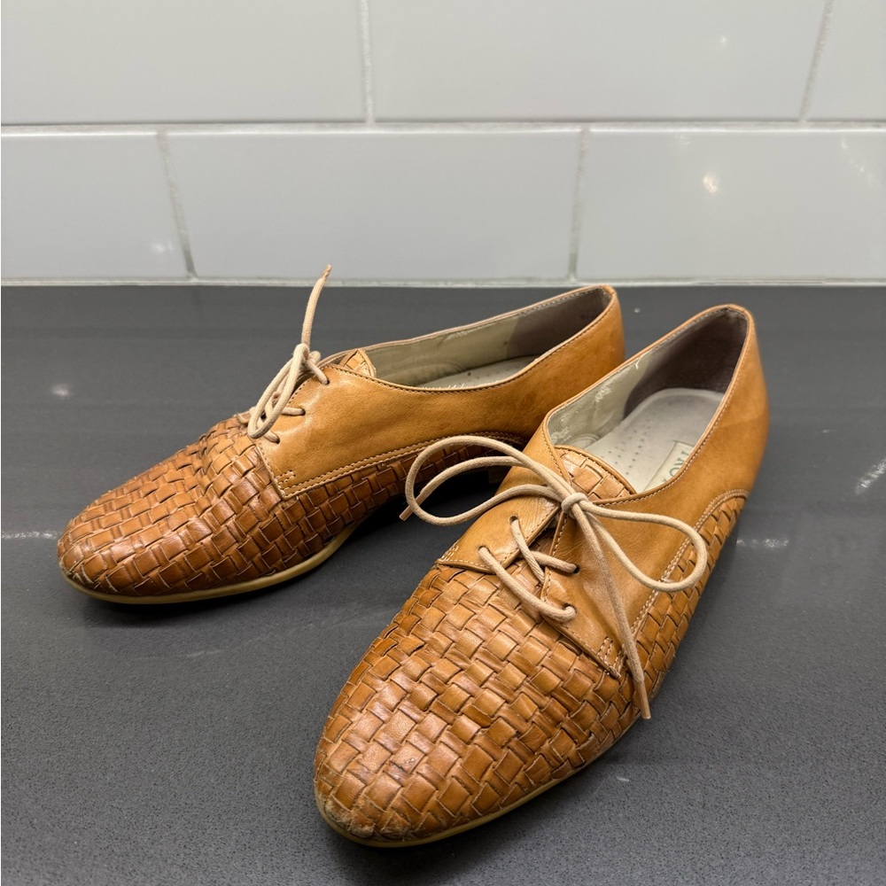 Women's Tan Leather Woven Oxford Shoes - Picture 2 of 4